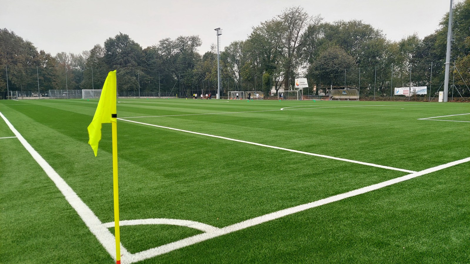 Impianto sportivo professionale in erba sintetica illuminato